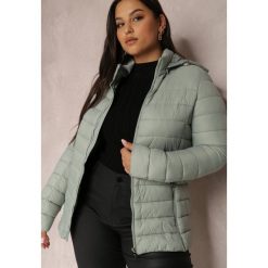 Miętowa Kurtka Pikowana Jyva. Zielone kurtki Renee, na jesień, plus size, bez wzorów, z tkaniny, bez kaptura. W wyprzedaży za 157.49 zł.