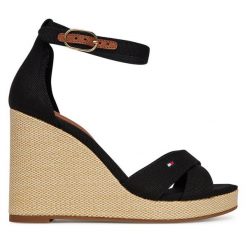 Sandały Tommy Hilfiger. Czarne sandały Tommy Hilfiger, bez wzorów, bez obcasa, na koturnie, bez zapięcia. Za 219.99 zł.