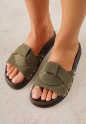 Zielone Klapki z Przeplatanymi Paskami i Nitami przy Podeszwie Marivyn. Zielone klapki Born2be, bez wzorów, eleganckie, bez obcasa, na płaskiej podeszwie, bez zapięcia. Za 79.99 zł.