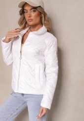 Biała Elegancka Kurtka z Pikowanymi Przeszyciami Kołnierzykiem i Ściągaczem Fizana. Białe kurtki Renee, l, z aplikacjami, z jeansu, eleganckie, bez kaptura. W wyprzedaży za 119.99 zł.