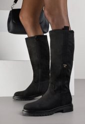 Czarne Eleganckie Kozaki Oficerki z Imitacji Zamszu Zdobione Aplikacją Salissana. Czarne kozaki Born2be, z aplikacjami, z jeansu, eleganckie, bez obcasa, na płaskiej podeszwie, bez zapięcia. Za 159.99 zł.