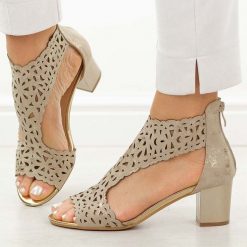 Złote sandały damskie na obcasie z zakrytą piętą M.Daszyński 1954-25. Żółte sandały M.Daszyński, w ażurowe wzory, ze skóry, casualowe, bez obcasa, na obcasie, bez zapięcia. Za 169.00 zł.