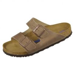 Klapki Birkenstock 552811. Brązowe klapki Birkenstock, bez wzorów, z materiału, bez obcasa, bez zapięcia. Za 479.00 zł.