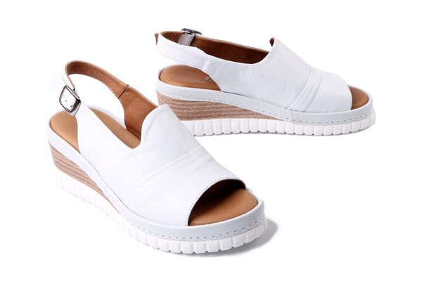 ARTIKER RELAKS 56C0918 biały, sandały damskie. Białe sandały Artiker Relaks, bez wzorów, bez obcasa, na koturnie, bez zapięcia. Za 259.90 zł.