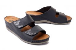 DR. BRINKMANN 700451-09 anthrazit, klapki profilaktyczne damskie. Szare klapki Dr. Brinkmann, bez wzorów, ze skóry, bez obcasa, na koturnie, bez zapięcia. Za 294.90 zł.