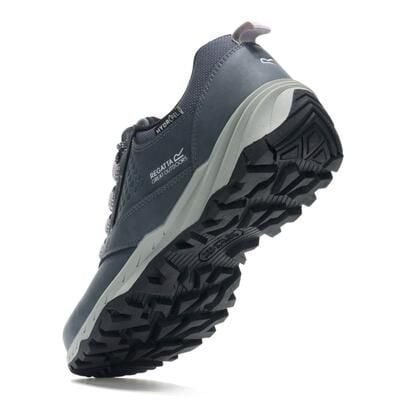 Damskie buty wodoodporne Amble Low. Brązowe buty trekkingowe Regatta, bez wzorów, ze skóry, bez zapięcia, trekkingowe. Za 249.99 zł.