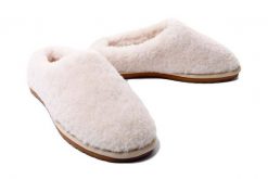 EMU AUSTRALIA JoyTeddy W12583 natural, klapki damskie. Brązowe klapki Emu Australia, bez wzorów, ze skóry, bez obcasa, bez zapięcia. Za 319.92 zł.