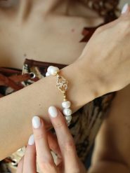 L'Atelier de Gaia Pozłacana bransoletka z cyrkoniami i perłami rozmiar: onesize. Białe bransoletki L'Atelier de Gaia, z cyrkonią, pozłacane. Za 44.71 zł.