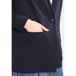 Minimum TARA Krótki płaszcz winther blue. Niebieskie marynarki i żakiety marki Minimum, z elastanu, z krótkim rękawem. W wyprzedaży za 367.20 zł.