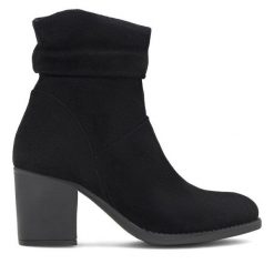 Botki Lasocki. Czarne botki Lasocki, bez wzorów, bez obcasa, na słupku, bez zapięcia. Za 134.99 zł.