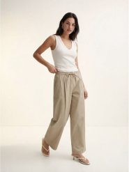Vero Moda Top w kolorze białym rozmiar: L. Białe topy Vero Moda, l, bez wzorów, bez kołnierzyka, bez ramiączek. Za 53.17 zł.