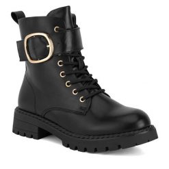 Botki DeeZee. Czarne botki DeeZee, bez wzorów, bez obcasa, na płaskiej podeszwie, bez zapięcia. Za 143.99 zł.