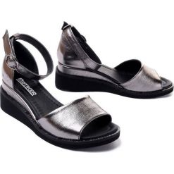ARTIKER RELAKS 48C0636 dark silver, sandały damskie. Szare sandały Artiker Relaks, bez wzorów, ze skóry, bez obcasa, na koturnie, bez zapięcia. Za 215.91 zł.