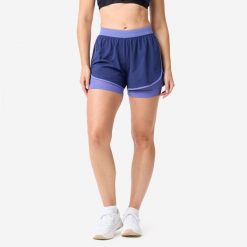 Spodenki fitness cardio damskie Domyos 2 w 1. Fioletowe szorty sportowe DOMYOS, bez wzorów, z materiału, na fitness i siłownię. Za 69.99 zł.