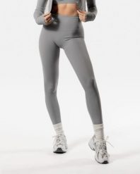 Damskie legginsy LuxForm z ultrawysokim stanem i efektem scrunch – szary. Szare legginsy AESTHETIC WOLF, bez wzorów, z materiału, długie. Za 269.99 zł.