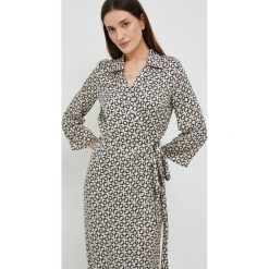 Sisley sukienka kolor beżowy maxi prosta. Brązowe sukienki Sisley, na co dzień, bez wzorów, z satyny, bez kołnierzyka, bez ramiączek, maxi. W wyprzedaży za 499.99 zł.