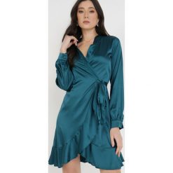 Zielona Sukienka Lasthine. Zielone sukienki Born2be, l, bez wzorów, eleganckie, bez kołnierzyka, bez ramiączek, mini, kopertowe. W wyprzedaży za 132.99 zł.