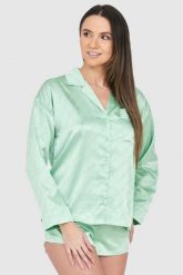 JUICY COUTURE Zielona satynowa koszula piżamowa w logo. Zielone piżamy Juicy Couture, s, bez wzorów, z satyny, bez kołnierzyka, bez ramiączek. W wyprzedaży za 199.99 zł.