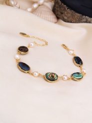 L'Atelier de Gaia Pozłacana bransoletka z perłami i masą perłową rozmiar: onesize. Zielone bransoletki L'Atelier de Gaia, z perłą, pozłacane. Za 100.95 zł.