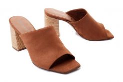 TAMARIS 27244-38 305 cognac, klapki damskie. Brązowe klapki Tamaris, bez wzorów, bez obcasa, na obcasie, bez zapięcia. Za 229.90 zł.