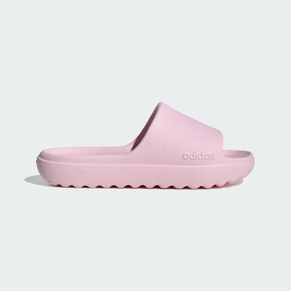 Klapki Adilette Lumia. Czerwone klapki adidas, bez wzorów, z materiału, klasyczne, bez obcasa, bez zapięcia. Za 149.00 zł.