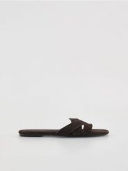Skórzane klapki - ciemnobrązowy. Brązowe klapki Reserved, bez wzorów, ze skóry, bez obcasa, bez zapięcia. Za 149.99 zł.