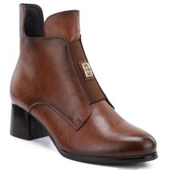 Botki damskie ocieplane na klocku brązowe Potocki SZ12868. Brązowe botki POTOCKI, bez wzorów, z materiału, bez obcasa, bez zapięcia. Za 169.99 zł.