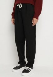 Czarne Spodnie Bawełniane w Stylu Mom Fit ze Sznurkiem Adenelle. Czarne jeansy Born2be, bez wzorów, z bawełny. Za 69.99 zł.
