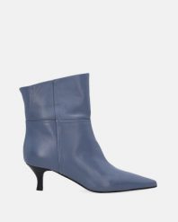 NIEBIESKIE BOTKI NA OBCASIE LUCY87 CASH MUOA. Niebieskie botki Venezia, bez wzorów, ze skóry, bez obcasa, na obcasie, bez zapięcia. Za 589.00 zł.