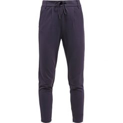 ONLY ONLPOPTRASH EASY PANT Spodnie treningowe night sky. Niebieskie spodnie dresowe marki comma casual identity, z materiału, casualowe. Za 189.00 zł.