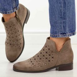 Beżowe zamszowe ażurowe botki damskie Vinceza 58626. Brązowe botki VINCEZA, w ażurowe wzory, ze skóry, eleganckie, z okrągłym noskiem, bez obcasa, na obcasie, bez zapięcia. Za 209.00 zł.