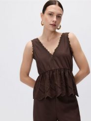Bluzka z ażurową baskinką - ciemnobrązowy. Brązowe bluzki Reserved, l, w ażurowe wzory, z wiskozy, bez kołnierzyka, bez ramiączek. Za 79.99 zł.