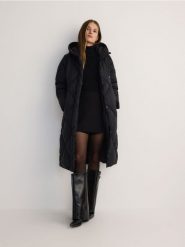 Pikowany płaszcz - czarny. Czarne płaszcze Reserved, l, bez wzorów, z tkaniny, klasyczne, bez kaptura. W wyprzedaży za 179.99 zł.