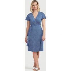 Wzorzysta, kopertowa sukienka z dżerseju. Niebieskie sukienki Cellbes, bez wzorów, z dżerseju, bez kołnierzyka, bez ramiączek, midi, kopertowe. Za 159.00 zł.