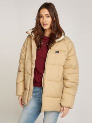 TOMMY JEANS Kurtka zimowa w kolorze beżowym rozmiar: M. Brązowe kurtki Tommy Jeans, na zimę, m, bez wzorów, z jeansu, bez kaptura. Za 527.10 zł.