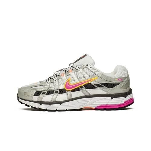 Buty do chodzenia damskie Nike W P6000. Białe buty do biegania Nike, bez wzorów, z gumy, bez zapięcia, do biegania. Za 514.45 zł.