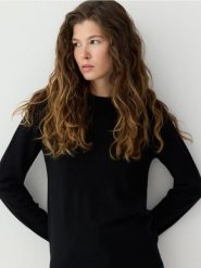 Wełniany sweter z dodatkiem kaszmiru - czarny. Czarne swetry Reserved, l, bez wzorów, z dzianiny, bez ramiączek. Za 299.99 zł.