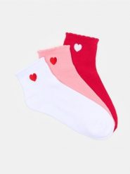 Skarpetki z haftem w kształcie serca 3 pack - wielobarwny. Skarpetki Sinsay, bez wzorów. Za 12.99 zł.