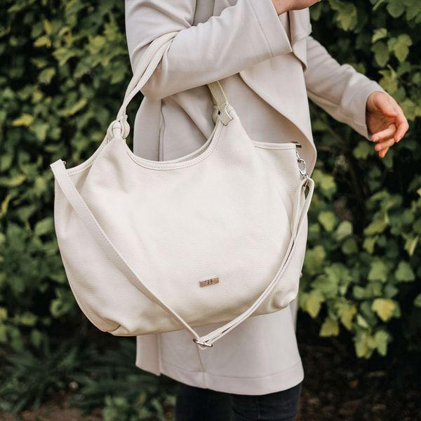 Torebka shopperka skórzana SHE S17 beżowa. Brązowe torebki klasyczne SHE, bez wzorów, ze skóry, biznesowe, bez dodatków. Za 379.99 zł.