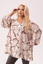 Oversize'owa tunika Amalia - subtelna elegancja w odcieniach beżu z nutą natury PLUS SIZE XXL. Tuniki Moda Size Plus Iwanek, plus size, bez wzorów, z elastanu, eleganckie, bez kołnierzyka, bez ramiączek. Za 239.90 zł.