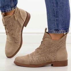 Beżowe zamszowe ażurowe botki damskie S.Barski 8009. Brązowe botki S.BARSKI, w ażurowe wzory, z jeansu, eleganckie, z okrągłym noskiem, bez obcasa, na obcasie, bez zapięcia. Za 229.00 zł.