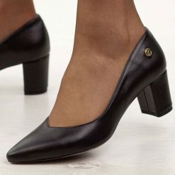 Czarne lico skórzane Polskie czółenka damskie na słupku Prestige 2105 OBL. Czarne czółenka Prestige, bez wzorów, ze skóry, eleganckie, bez obcasa, na słupku, bez zapięcia. W wyprzedaży za 389.67 zł.