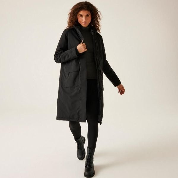 Kurtka przeciwdeszczowa z kapturem damska Regatta Yarli. Czarne kurtki przeciwdeszczowe Regatta, na zimę, bez wzorów, z kapturem, trekkingowe. Za 399.99 zł.