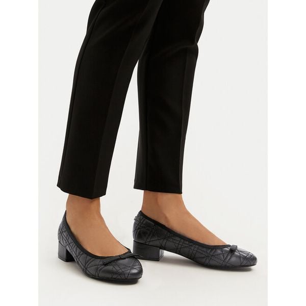 Czółenka Steve Madden. Czarne czółenka Steve Madden, bez wzorów, bez obcasa, bez zapięcia. Za 241.99 zł.