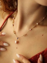 Pierres delicates Pozłacany naszyjnik z elementami ozdobnymi - dł. 50 cm rozmiar: onesize. Różowe naszyjniki Pierres delicates, z materiału, z kryształem, pozłacane. Za 52.99 zł.