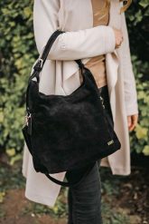 Torebka skórzana damska worek SHE S18 czarna. Czarne shopper bag SHE, bez wzorów, ze skóry, biznesowe, zamszowe, bez dodatków. Za 322.99 zł.