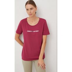 Tommy Hilfiger t-shirt bawełniany kolor fioletowy. Fioletowe t-shirty Tommy Hilfiger, m, bez wzorów, z bawełny, bez kołnierzyka, bez ramiączek. W wyprzedaży za 75.99 zł.
