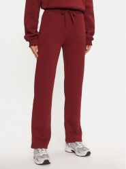 Gina Tricot Spodnie dresowe Basic 21183 Czerwony Relaxed Fit. Czerwone spodnie dresowe Gina Tricot, bez wzorów, z dresówki. Za 59.99 zł.