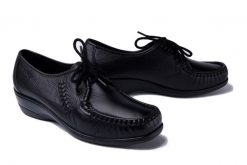 SOLO 065 SZ czarny 2, półbuty mokasyny damskie sznurowane. Czarne mokasyny Solo, bez wzorów, ze skóry. Za 244.90 zł.