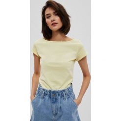 Bawełniana bluzka basic. Żółte bluzki MOODO, xxl, bez wzorów, z bawełny, bez kołnierzyka, bez ramiączek. W wyprzedaży za 19.99 zł.